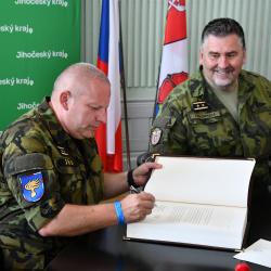 Letiště České Budějovice zaplnily 25. června tisíce návštěvníků. Konala se zde akce Modré nebe nad Českými Budějovicemi. 