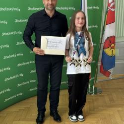 Za mimořádný úspěch přijal tým na Krajském úřadu Jihočeského kraje náměstek hejtmana pro školství a sport David Štojdl, který dětem, trenérce i rodičům osobně poděkoval a předal pamětní certifikáty. Pak celý oddíl pozval na pořádný steak!