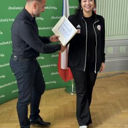 Za mimořádný úspěch přijal tým na Krajském úřadu Jihočeského kraje náměstek hejtmana pro školství a sport David Štojdl, který dětem, trenérce i rodičům osobně poděkoval a předal pamětní certifikáty. Pak celý oddíl pozval na pořádný steak!