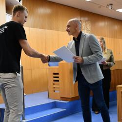 Jihočeský kraj pokračuje v tradici oceňování mladých sportovních talentů, kteří reprezentují region na republikové i mezinárodní úrovni. Na krajském úřadě v Českých Budějovicích byli přijati sportovci z různých disciplín – házenkářky a házenkáři, boxeři a reprezentantka v bezmotorovém létání.