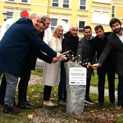 Symbolickým poklepáním základního kamene dnes oficiálně začala přestavba dolního areálu bývalé nemocnice v Českých Budějovicích. Na jeho místě vznikne moderní centrum sociálních služeb Nová Linecká čtvrť, které nabídne špičkové zázemí pro seniory, osoby se zdravotním postižením a také byty pro zástupce klíčových profesí.