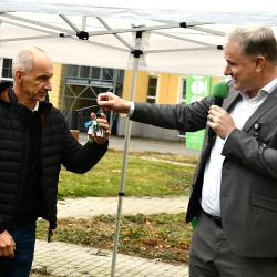Symbolickým poklepáním základního kamene dnes oficiálně začala přestavba dolního areálu bývalé nemocnice v Českých Budějovicích. Na jeho místě vznikne moderní centrum sociálních služeb Nová Linecká čtvrť, které nabídne špičkové zázemí pro seniory, osoby se zdravotním postižením a také byty pro zástupce klíčových profesí.