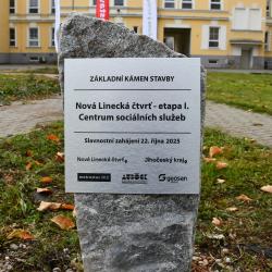 Symbolickým poklepáním základního kamene dnes oficiálně začala přestavba dolního areálu bývalé nemocnice v Českých Budějovicích. Na jeho místě vznikne moderní centrum sociálních služeb Nová Linecká čtvrť, které nabídne špičkové zázemí pro seniory, osoby se zdravotním postižením a také byty pro zástupce klíčových profesí.