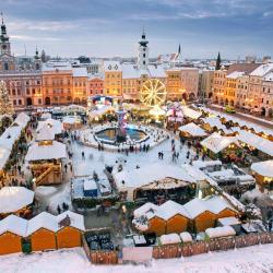 Advent patří v jižních Čechách mezi nejkrásnější období roku. Ulice i náměstí se rozsvěcují světýlky, vůně punče a perníčků láká do centra měst a sváteční atmosféra dýchá z každého koutu.