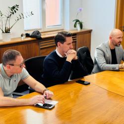 Schůzky se zúčastnili také vedoucí odboru kanceláře hejtmana Petr Podhola, ředitel KÚ Jihočeského kraje Lukáš Glaser a první náměstek primátorky Č. Budějovic Petr Maroš.