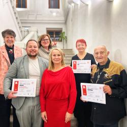 Ceny Křesadlo 2025. Lucie Kozlová a delegace z Prachatic.