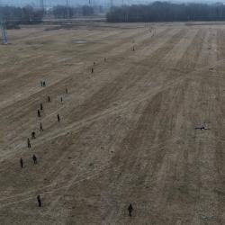 V honitbě Bavorovice u Českých Budějovic se v pondělí 2. února 2026 uskutečnil odborný odchyt zajíců polních. Akce byla součástí výzkumného projektu, který se zaměřuje na pohyb zajíců v příměstské krajině a na hledání způsobů, jak snížit riziko jejich střetů se silniční dopravou.