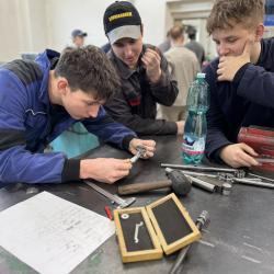 Jakou nabídku studia mají dnes jihočeské děti a jak školy reagují na proměny trhu práce? Právě to zjišťoval náměstek hejtmana pro oblast školství David Štojdl v Obchodní akademii, Střední odborné škole a Středním odborném učilišti Třeboň.