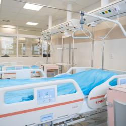 Nemocnice České Budějovice, a.s. uvedla ve čtvrtek 19. února slavnostně do provozu nově zrekonstruovanou jednotku intenzivní péče (JIP) Neurologického oddělení. Modernizace významně posiluje postavení nemocnice jako předního evropského centra pro léčbu cévní mozkové příhody i dalších závažných neurologických onemocnění.