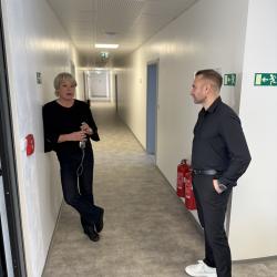 Komfortnější zázemí i více míst pro studenty nabízí Domov mládeže v Holečkově ulici v Českých Budějovicích. Rozšíření a modernizace zařízení přinesly nové vybavení a 70 dalších ubytovacích míst. Kapacita domova mládeže se tak zvýšila na celkem 270 studentů.