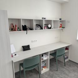 Komfortnější zázemí i více míst pro studenty nabízí Domov mládeže v Holečkově ulici v Českých Budějovicích. Rozšíření a modernizace zařízení přinesly nové vybavení a 70 dalších ubytovacích míst. Kapacita domova mládeže se tak zvýšila na celkem 270 studentů.