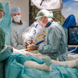 Ortopedické oddělení Nemocnice České Budějovice, a.s., učinilo další významný krok v modernizaci operační péče. Po úspěšném zavedení roboticky asistovaných operací totálních náhrad kolenního kloubu rozšířilo své operační spektrum o další špičkový výkon – roboticky asistovanou totální náhradu kyčelního kloubu.