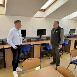 Náměstek hejtmana pro oblast školství David Štojdl a ředitel SRŠ a VOŠ VHE Vodňany Pavel Vejsada při prohlídce školy.