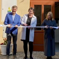 Husinec otevřel nový dům s pečovatelskou službou. Seniorům nabídne bezbariérové bydlení i zázemí v centru města.