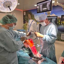 Nemocnice České Budějovice nově provádí oboustranné náhrady kloubů. Jako jedno z prvních pracovišť v ČR k nim využívá asistence robota.