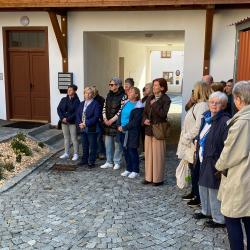 Husinec otevřel nový dům s pečovatelskou službou. Seniorům nabídne bezbariérové bydlení i zázemí v centru města.