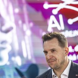 Umělá inteligence se během tří let posunula z oblasti debat a očekávání do každodenní praxe úřadů. Právě tento posun ukázal třetí ročník konference AI ve veřejné správě, kterou Jihočeský kraj uspořádal 23. a 24. dubna 2026 v Alšově jihočeské galerii v Hluboké nad Vltavou.