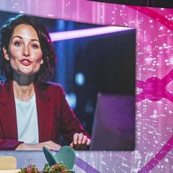Umělá inteligence se během tří let posunula z oblasti debat a očekávání do každodenní praxe úřadů. Právě tento posun ukázal třetí ročník konference AI ve veřejné správě, kterou Jihočeský kraj uspořádal 23. a 24. dubna 2026 v Alšově jihočeské galerii v Hluboké nad Vltavou.