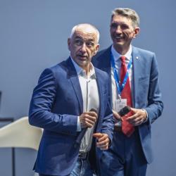 Umělá inteligence se během tří let posunula z oblasti debat a očekávání do každodenní praxe úřadů. Právě tento posun ukázal třetí ročník konference AI ve veřejné správě, kterou Jihočeský kraj uspořádal 23. a 24. dubna 2026 v Alšově jihočeské galerii v Hluboké nad Vltavou.