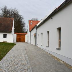 V areálu národní kulturní památky Rodiště Jana Žižky v Trocnově bylo v úterý 14. dubna 2026 slavnostně otevřeno nové Návštěvnické a vzdělávací centrum spolu s muzejně expoziční částí a depozitářem. 