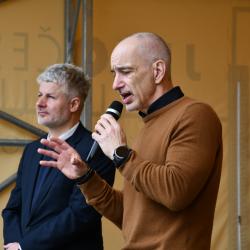 V areálu národní kulturní památky Rodiště Jana Žižky v Trocnově bylo v úterý 14. dubna 2026 slavnostně otevřeno nové Návštěvnické a vzdělávací centrum spolu s muzejně expoziční částí a depozitářem. 