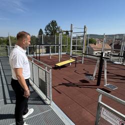 Ještě před několika lety byla střecha Obchodní akademie a Jazykové školy s právem státní jazykové zkoušky v Písku jen technickým prostorem. Dnes to tu šumí pestrým studentským životem.