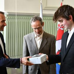 Celkem 1 153 studentů ze 44 středních škol Jihočeského kraje se letos zapojilo do celostátní soutěže HAXAGON Skirmish Czech Republic 2026 zaměřené na informatiku a kybernetickou bezpečnost. Pět jihočeských studentů postoupilo mezi 42 finalistů z celé republiky, což se vedle Prahy a Středočeského kraje podařilo jen Jihočeskému kraji.