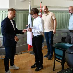 Celkem 1 153 studentů ze 44 středních škol Jihočeského kraje se letos zapojilo do celostátní soutěže HAXAGON Skirmish Czech Republic 2026 zaměřené na informatiku a kybernetickou bezpečnost. Pět jihočeských studentů postoupilo mezi 42 finalistů z celé republiky, což se vedle Prahy a Středočeského kraje podařilo jen Jihočeskému kraji.