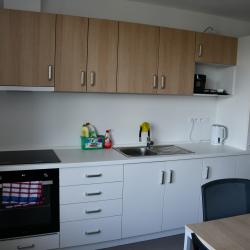 Domov Libníč a Centrum sociálních služeb Empatie dnes slavnostně představil zrekonstruovaný objekt chráněného bydlení v Tyršově sadu v Českých Budějovicích. Rozsáhlá rekonstrukce a přístavba přinesly modernější a komfortnější zázemí pro osoby se zdravotním postižením.