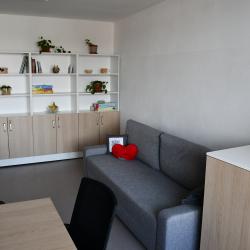 Domov Libníč a Centrum sociálních služeb Empatie dnes slavnostně představil zrekonstruovaný objekt chráněného bydlení v Tyršově sadu v Českých Budějovicích. Rozsáhlá rekonstrukce a přístavba přinesly modernější a komfortnější zázemí pro osoby se zdravotním postižením.