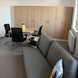 Domov Libníč a Centrum sociálních služeb Empatie dnes slavnostně představil zrekonstruovaný objekt chráněného bydlení v Tyršově sadu v Českých Budějovicích. Rozsáhlá rekonstrukce a přístavba přinesly modernější a komfortnější zázemí pro osoby se zdravotním postižením.