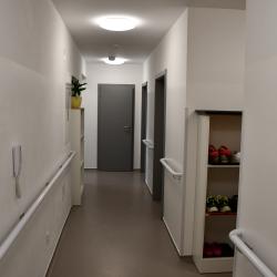 Domov Libníč a Centrum sociálních služeb Empatie dnes slavnostně představil zrekonstruovaný objekt chráněného bydlení v Tyršově sadu v Českých Budějovicích. Rozsáhlá rekonstrukce a přístavba přinesly modernější a komfortnější zázemí pro osoby se zdravotním postižením.