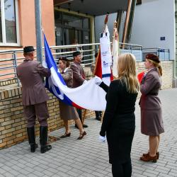 Před budovou Krajského úřadu Jihočeského kraje dnes zavlála sokolská vlajka. Jihočeský kraj si tak i letos připomněl Památný den sokolstva, který připadá na 8. října a připomíná oběti nacistických represí z řad členů Sokola.