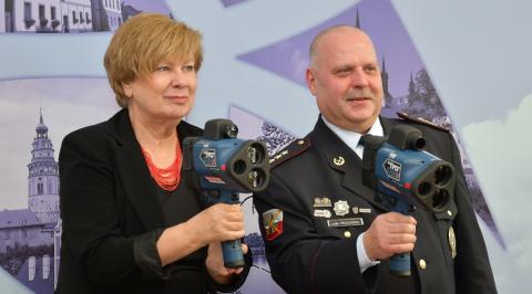 Hejtmanka Jihočeského kraje Ivana Stráská a ředitel KŘP JčK Luděk Procházka na tiskové konferenci u příležitosti předání nových radarů do rukou Policie ČR 
