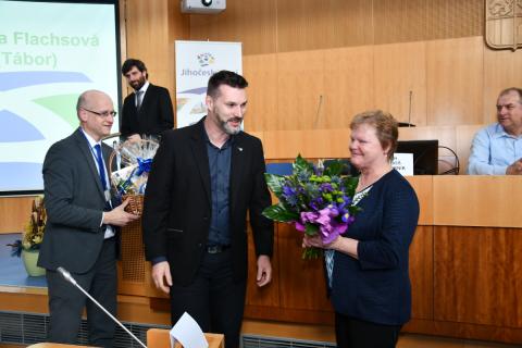 Zleva: Jiří Klása vedoucí odboru dopravy a silničního hospodářství, radní Jiří Švec a oceněná pedagožka Liběna Flachsová.
