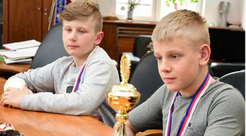 Martin Vladanovič a Samir Abdulovski na návštěvě u hejtmanky Ivany Stráské.