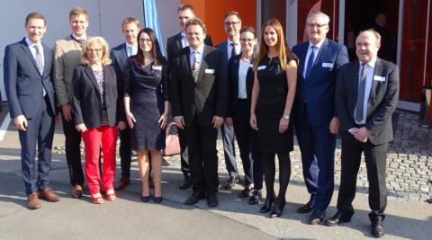 Zleva: Vládní prezident Dolního Bavorska Rainer Haselbeck, prezident krajského sněmu Dolního Bavorska Dr. Olaf Heinrich, zástupkyně zemského rady okresu Freyung-Grafenau Helga Weinberger, Dr. Stefan Mang (jednatel CenTouris), ing. et ing. Jaroslava Pongratz, MBA (Evropský region Dunaj-Vltava), Dr.-Ing. Christian Reischl (ZF), Peter Schmid (vláda Dolního Bavorska), Bertram Vogel (Niederbayern-Forum), Katharina Wierer (HWK), Mgr. Alice Prokeš Gregová (Jihočeská hospodářská komora), Karl Wenig (jednatel Knauf 