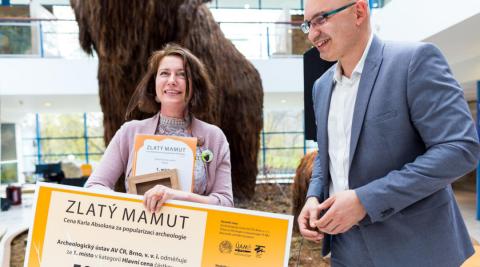 Mgr. Lucie Šmahelová přebírá hlavní cenu za Regionální muzeum v Českém Krumlově.