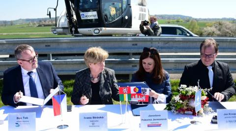 U podpisu memoranda: ministr dopravy Dan Ťok, jihočeská hejtmanka Ivana Stráská, středočeská hejtmanka Jaroslava Pokorná Jermanová a generální ředitel ŘSD Jan Kroupa.