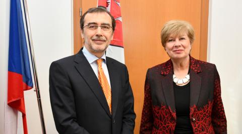 Velvyslanec Španělského království v České republice J.E. Angel Lossada Torres-Quevedo a hejtmanka Jihočeského kraje Ivana Stráská.