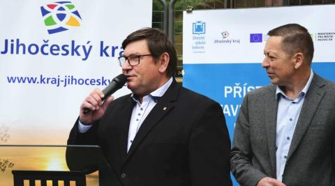 Poklepání na základní kámen se zúčastnili i zástupci Jihočeského kraje: náměstek Pavel Hroch a ředitel KÚ Milan Kučera.