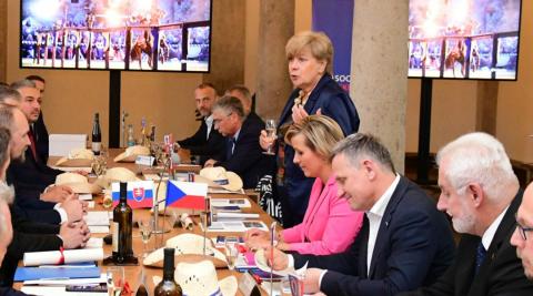 Jihočeská hejtmanka Stráská přivítala na zasedání asociace krajů v Českém Krumlově slovenské župany