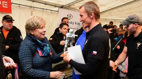 Hejtmanka Ivana Stráská a policejní ředitel Luděk Procházka gratulují vítězům.