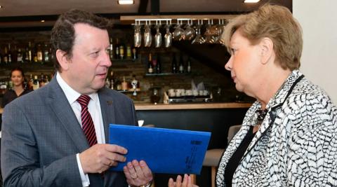 Hejtmanka Stráská předala ministrovi kultury Staňkovi petici s podpisy 1 600 lidí, kteří protestují proti uzavření Dolní zahrady zámku v Hluboké.