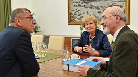 Premiér Babiš přijal petici za Šumavu. Setkání se také zúčastnili iniciátor petice Petr Martan a hejtmanka Jihočeského kraje Ivana Stráská.
