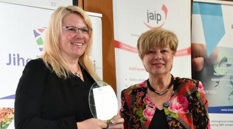 Cena hejtmanky Jihočeského kraje za společenskou odpovědnost za rok 2018. Hejtmanka Stráská předává cenu zástupkyni společnosti THEIA  - krizové centrum o.p.s.