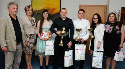 Gratulaci a drobné dárky si odnesli studenti Střední školy obchodní a VOŠ v Českých Budějovicích z návštěvy krajského úřadu, kde je přijal náměstek hejtmanky Zdeněk Dvořák