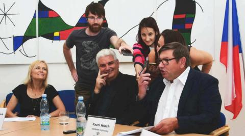Náměstek hejtmanky Pavel Hroch oznamuje starostce Čejetic Ivaně Zelenkové, že její obec získala titul Vesnice roku Jihočeského kraje 2019. Vedle něj je krajský radní Antonín Krák a Eva Povišerová z krajského úřadu, která zasedala v porotě.