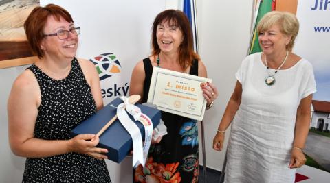 Jihočeská kuchtička 1. místo: ZŠ a MŠ Dříteň. Zleva: vedoucí školní jídelny Petra Šímová, ředitelka Blanka Vlasáková a hejtmanka Jihočeského kraje Ivana Stráská.
