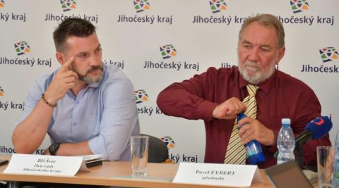 Radní Jiří Švec a Pavel Eybert na tiskové konferenci po setkání členů Spolku pro výstavbu dálnice D3 a D4, které se konalo v pondělí 17. června.